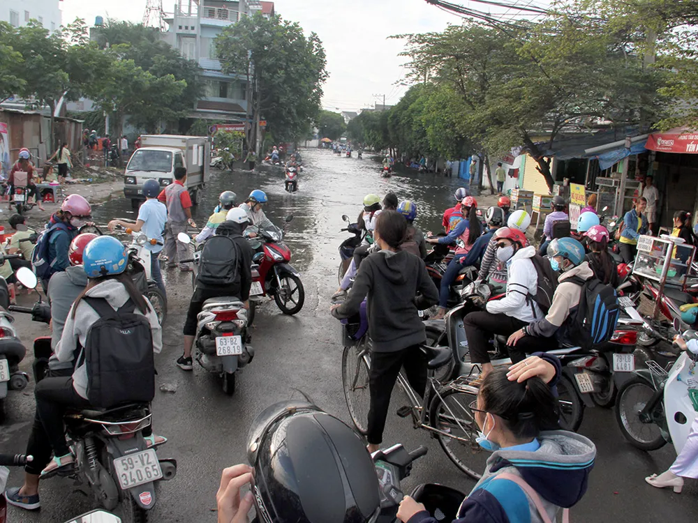 Người dân quận 12 khổ sở vượt 'biển nước' đi làm ảnh 1